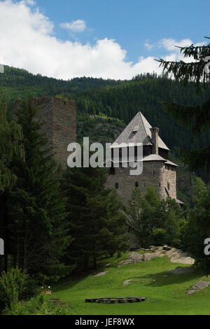 Das dunkle Grün der Burg ist das Wahrzeichen der Salzburger Gemeinde Ramingstein, nahe Tamsweg im Lungau, Österreich, sterben Burg Finstergrün ist das Stockfoto