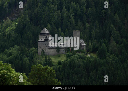 Das dunkle Grün der Burg ist das Wahrzeichen der Salzburger Gemeinde Ramingstein, nahe Tamsweg im Lungau, Österreich, sterben Burg Finstergrün ist das Stockfoto