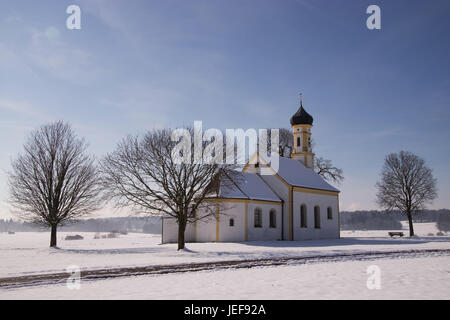 Kirche in Raistin, Erdefunkstelle Raisting ist eine Bodenstation für die Kommunikation mit Kommunikationssatelliten. , Kirche in Raistin, Erdfunkstell Stockfoto