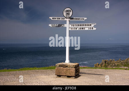 Melden Sie sich an das Land in Cornwall, England, Hinweisschild am Lands End in Cornwall Stockfoto