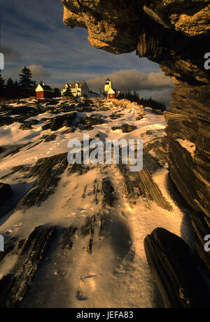 Die Pemaquid Point Light Station (1827) ist eine historische US Leuchtturm in Bristol, Maine, an der Spitze des Halses Pemaquid Stockfoto