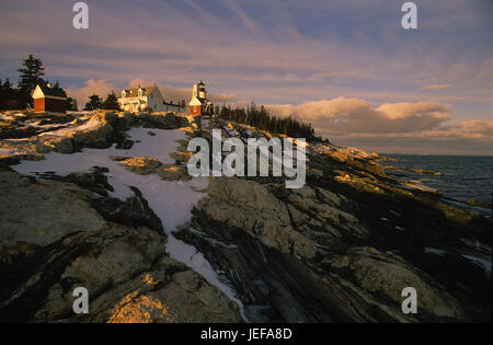 Die Pemaquid Point Light Station (1827) ist ein historischer US-Leuchtturm in Bristol, Maine, an der Spitze des Halses Pemaquid USA Stockfoto