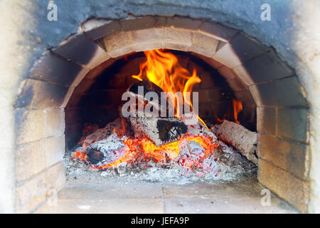 Pizza backen im Backofen offen Brennholz Stockfoto