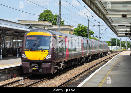 Klasse 170 "Turbostar" DMU warten am Bahnsteig 1 des Ely Railway Station, Cambridgeshire, England, UK Stockfoto