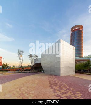 Festzelt der Eingang zum Caixa Forum Sevilla entworfen von Guillermo Vazquez Consuegra Stockfoto