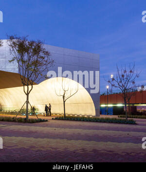 Festzelt der Eingang zum Caixa Forum Sevilla entworfen von Guillermo Vazquez Consuegra Stockfoto