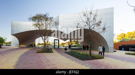 Festzelt der Eingang zum Caixa Forum Sevilla entworfen von Guillermo Vazquez Consuegra Stockfoto