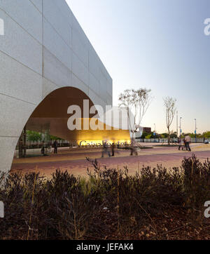 Festzelt der Eingang zum Caixa Forum Sevilla entworfen von Guillermo Vazquez Consuegra Stockfoto