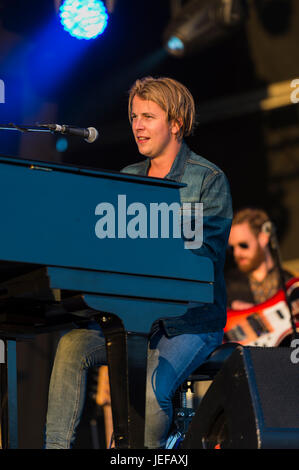 Dundrennan, Scotland, UK - 25. Juli 2015: Tom Odell, ein englischer Singer-Songwriter auf der Summerisle Bühne auf dem Festival Weidenmanns Stockfoto