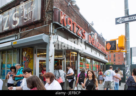 Fassade des Katz´s Deli in Manhattan, NYC, USA Stockfoto