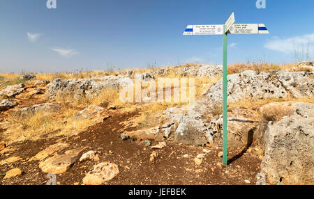 Wegweiser mit Anweisungen für den See Genezareth Trail und der Johannisbrotbaum Suche auf Mount Arbel, Kinnerot, Israel, in Hebräisch und Englisch. Stockfoto