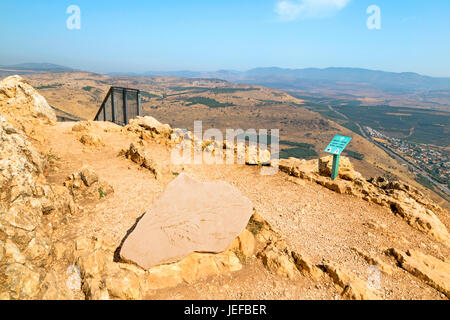 Gipfel von Mount Arbel in der Nähe von Tiberias und dem See Genezareth in Israel, mit Blick auf oberen Galiläa in der Ferne. Stockfoto