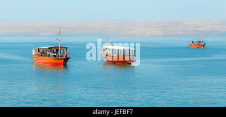 Sportboote für Touristen Segeln auf dem ruhigen See Genezareth oder See Tiberias, ein Süßwasser-See in Israel. Stockfoto