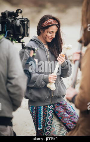 Hinter den Kulissen. Schauspielerin vor der Kamera auf dem Film set Outdoor-Location. Gruppe-Filmszene Stockfoto