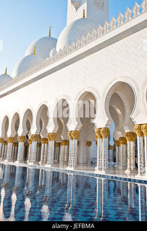 Schöne Galerie der berühmten Sheikh Zayed weiße Moschee in Abu Dhabi, Vereinigte Arabische Emirate. Reflexionen Stockfoto