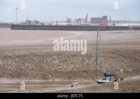 Juni 2017 - Yacht auf dem Portishead Schlamm Flats mit Bristol Docks, in der Ferne. Stockfoto