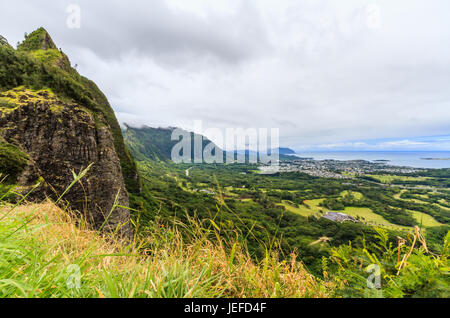 Der Blick von der Nuuanu Pali Lookout auf der windzugewandten Küste von Oahu Hawaii Stockfoto