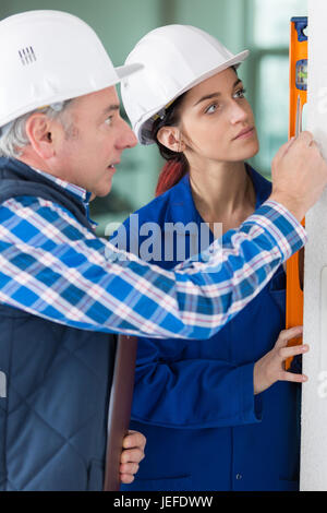 junge Frauen und ältere Arbeitnehmer Stockfoto