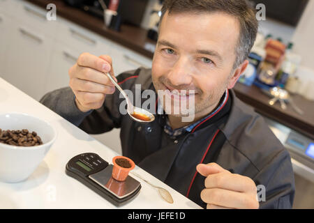 Weinprobe mit Baristas riechen den Duft der vielen Tassen Kaffee Stockfoto