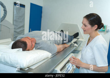 männlicher Patient bereit, mri, unterstützt von den Ärzten zu unterziehen Stockfoto