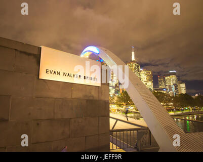Nachtansicht der Evan Walker-Brücke über den Yarra River, Melbourne, Australien Stockfoto
