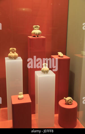 Ggantija Tempel Besucherzentrum anzeigen Museum, Gozo, Malta kleinen geschnitzten Stein menschliche Figuren und Schnecke Stockfoto