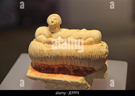 Ggantija Tempel Besucherzentrum anzeigen Museum, Gozo, Malta zwei sitzende Figuren in Stein gemeißelt Stockfoto