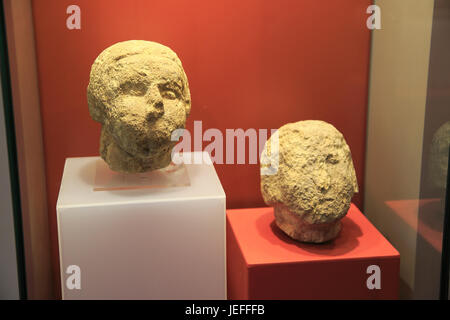 Ggantija Tempel Besucher Zentrum Display Museum, Gesichter Stein Menschenköpfen Gozo, Malta Stockfoto