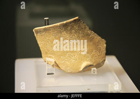 Ggantija Tempel Besucher Zentrum Display Museum, Gozo, Malta Keramik mit Tier oder Vogel-Design-pattern Stockfoto