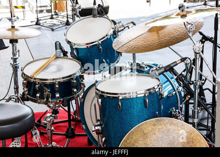 Detailansicht der Drum Kit Setup stehen auf Konzert Freilichtbühne Stockfoto