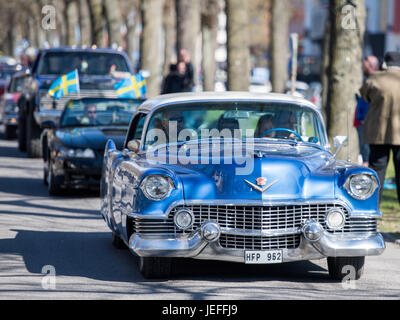 Cadillac De Ville 1954 bei der traditionellen Oldtimer-Parade feiern Frühling am Maifeiertag in Norrköping, Schweden Stockfoto