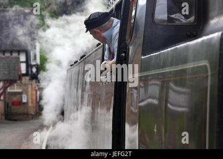 Die Stadt von Llangollen, Wales. Malerische Aussicht auf einer Dampflokomotive an Berwyn Station. Stockfoto