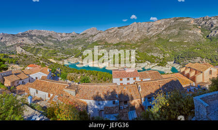 Hochauflösende Panorama von Guadalest Dorf und See in der Provinz Alicante in Spanien Stockfoto