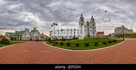 Breite Panorama mit Vogelschwarm Tauben fliegen über Svyato-Duhov (Heiliger Geist) Kathedrale in Minsk, der Hauptstadt von Belarus Stockfoto