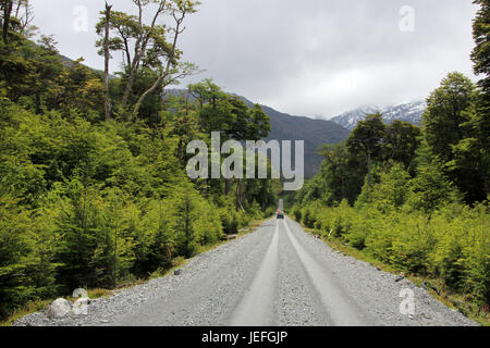 Van fahren auf der Carretera Austral, auf dem Weg nach Villa O' Higgins, Patagonien, Chile Stockfoto