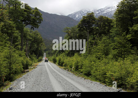 Van fahren auf der Carretera Austral, auf dem Weg nach Villa O' Higgins, Patagonien, Chile Stockfoto