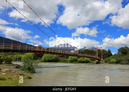 Van fahren über die Brücke, Carretera Austral, auf dem Weg nach Villa O' Higgins, Patagonien, Chile Stockfoto