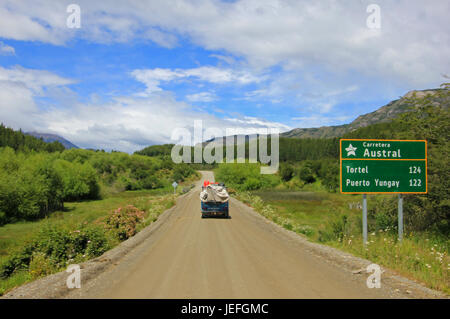 Van fahren auf der Carretera Austral, auf dem Weg nach Villa O' Higgins, Patagonien, Chile Stockfoto