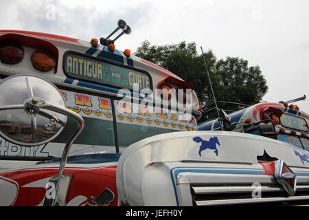 Typische bunte guatemaltekischen Huhn Bus in Antigua, Guatemala Stockfoto