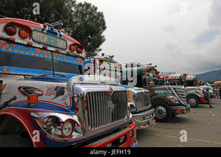 Typische bunte guatemaltekischen Huhn Bus in Antigua, Guatemala Stockfoto
