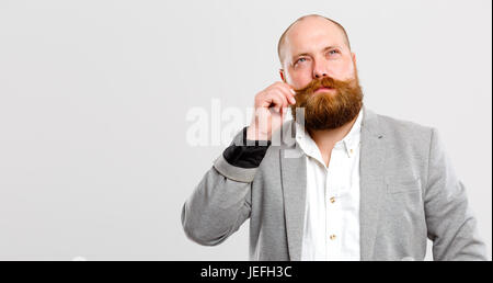Glatze Mann hält seinen Schnurrbart Stockfoto