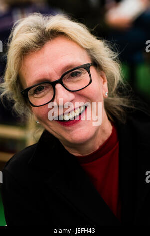 Elizabeth Strout, Pulitzer-Preis (2009), US-amerikanischer Schriftsteller und Redakteur bei der 2017 Hay Festival of Literature and the Arts gewinnen Hay on Wye, Wales UK Stockfoto