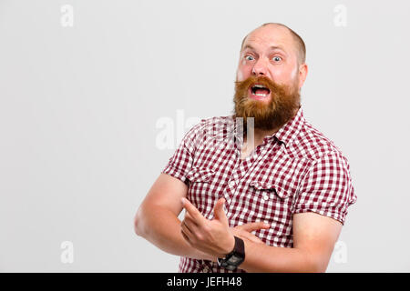 Mann zeigte im leeren Raum Stockfoto