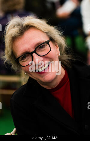 Elizabeth Strout, Pulitzer-Preis (2009), US-amerikanischer Schriftsteller und Redakteur bei der 2017 Hay Festival of Literature and the Arts gewinnen Hay on Wye, Wales UK Stockfoto