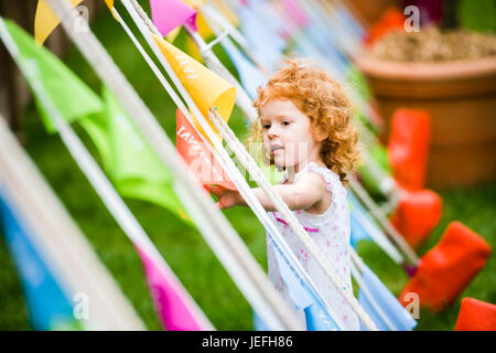 Rote behaarte Mädchen spielen mit der Ammer auf 2017 Hay Festival of Literature and the Arts Hay on Wye, Wales UK Stockfoto