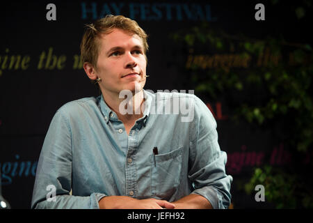 William Grill, Illustrator, deren erste Kinder Buch, Shackletons Reise, Darstellung Shackletonss Imperial Trans-Antarctic Expedition, gewann die Kate Greenaway Medal in 2015.  Erscheinen auf dem 2017 Hay Festival der Literatur und Kunst, Hay on Wye, Wales UK Stockfoto