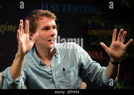 William Grill, Illustrator, deren erste Kinder Buch, Shackletons Reise, Darstellung Shackletonss Imperial Trans-Antarctic Expedition, gewann die Kate Greenaway Medal in 2015.  Erscheinen auf dem 2017 Hay Festival der Literatur und Kunst, Hay on Wye, Wales UK Stockfoto