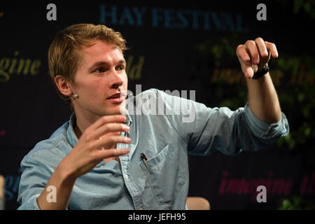 William Grill, Illustrator, deren erste Kinder Buch, Shackletons Reise, Darstellung Shackletonss Imperial Trans-Antarctic Expedition, gewann die Kate Greenaway Medal in 2015.  Erscheinen auf dem 2017 Hay Festival der Literatur und Kunst, Hay on Wye, Wales UK Stockfoto