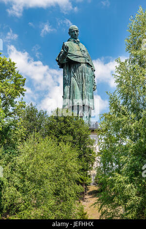 Arona, Lago Maggiore, Italien. Sancarlone oder Koloss von San Carlo Borromeo (17. Jahrhundert) ist eine Bronzestatue, eines der höchsten Statuen der Welt Stockfoto