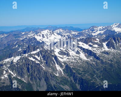 Hochgebirge Bereich Landschaft in Schönheit französischen, italienischen und Schweizer Alpen von Aiguille du Midi in CHAMONIX-MONT-BLANC in Frankreich mit klarem Himmel gesehen. Stockfoto